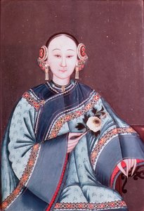 単一の花を保持している伝統的な衣装の中国人女性（木製フレームのガラス絵画）